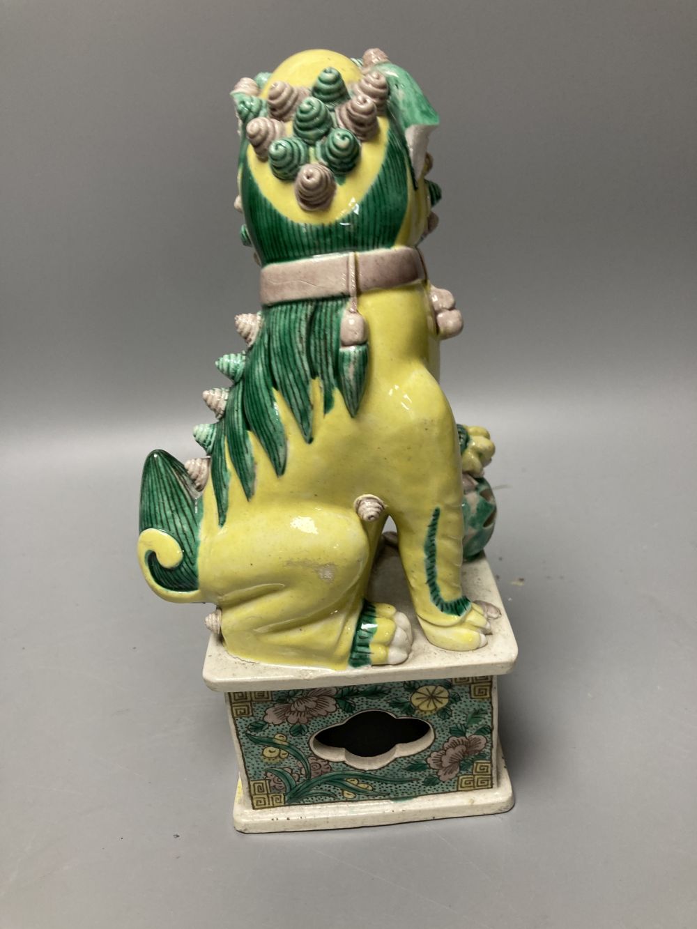 A pair of Chinese famille verte figures of Buddhist lions, Qing dynasty, 24.5cm